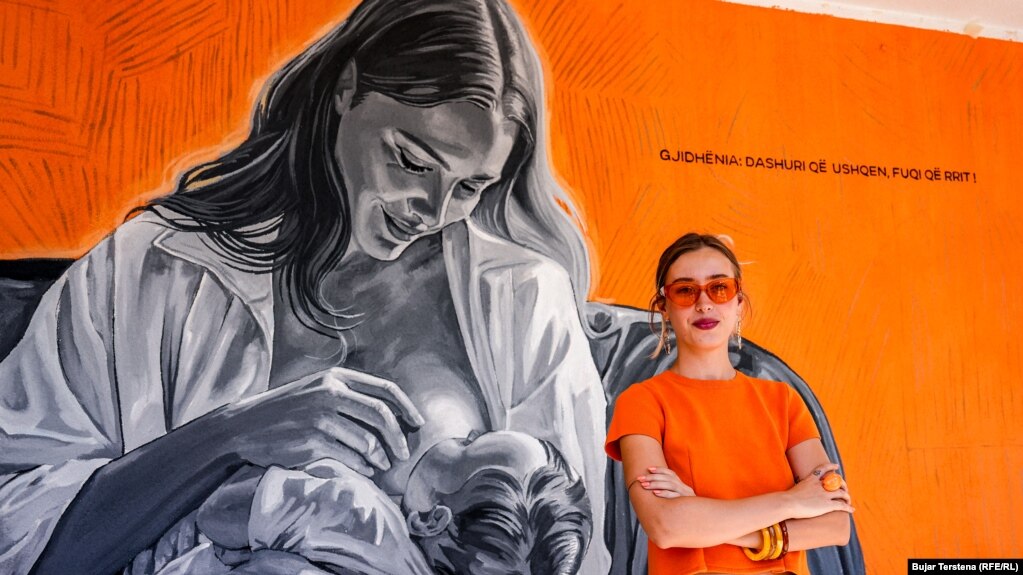 “Dashuri që ushqen, fuqi që rrit”: Murali për gjidhënien në zemër të Prishtinës